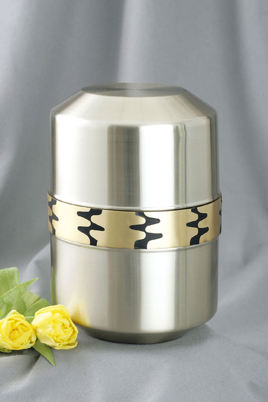 Neusilberurne mit Fries gold-schwarz